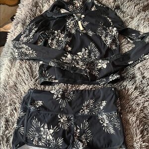 Vuori Navy blue and Cream Floral Women’s Swim Set